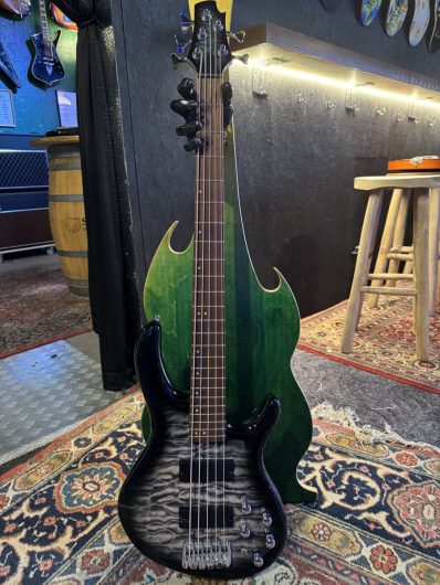 Cort Action DLX V +